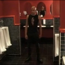 En el WC / In the Restroom  (2006)