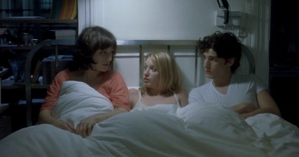 Alice (C. Hesmeová), Julie (L. Sagnierová) a Ismaël (L. Garrel)