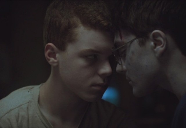 Adam (C. Monaghan) a Jamie (N. Silver)